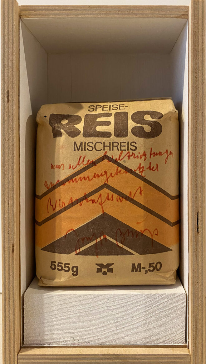 <span class="product-meta">Unikat, Wirtschaftswert - Economic Value, Objekt, 1981</span> <br /><span class="product-artist">Joseph Beuys</span><span class="breadcrumb-separator"> – </span> <br />Wirtschaftswert MISCHREIS – Bild 2